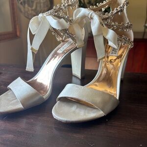 Badgley Mischka Cream Satin Jeweled Evening Shoes 9.5